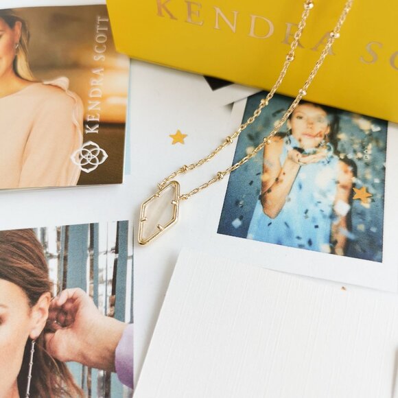 New Kendra Scott Kinsley Ivory Mother-of-Pearl Short Necklace Gold - Picture 3 of 4